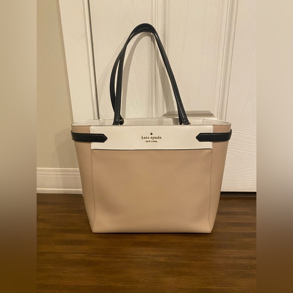 kate spade Handbags - Kate Spade leather hand bag.